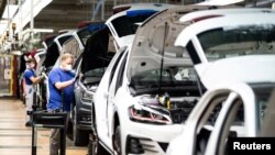 Para pekerja Volkswagen di kota Wolfsburg, Jerman (foto: dok). 