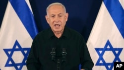 Perdana Menteri Israel Benjamin Netanyahu berbicara dalam konferensi pers di Tel Aviv (28/10).