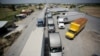 Beberapa truk menunggu pemeriksaan petugas perbatasan dalam antrian yang panjang untuk menyebrang ke AS dari Meksiko di wilayah Nuevo Laredo, Meksiko, pada 30 Juni 2020. (Foto: Reuters/Daniel Becerril)