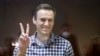 Pemimpin oposisi Rusia Alexei Navalny dalam sebuah kesempatan pada sidang atas kasus yang dijalaninya di Pengadilan Babuskinsky di Moskow, Rusia, pada 20 Februari 2021. (Foto: AP/Alexander Zemlianichenko)