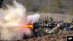 Ілюстративне фото. Український військовослужбовець стріляє з протитанкової зброї NLAW під час навчань в Донецькій області, 15 лютого 2022 року. Фото AP
