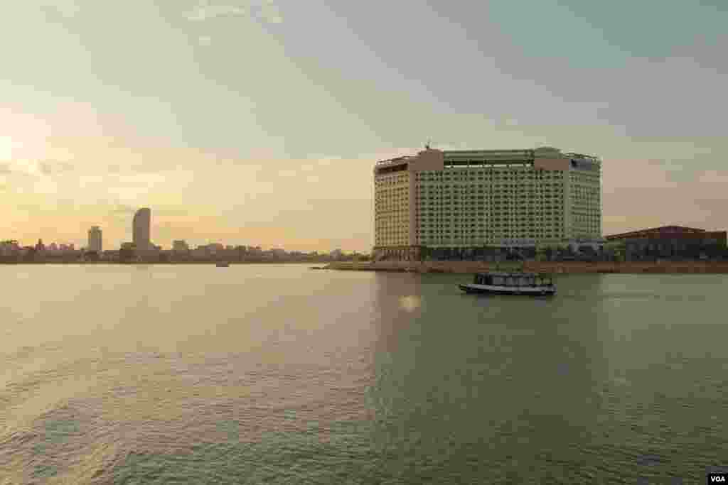 View of Sokha Hotel that built near the Chaktumuk River view, September 27, 2014. (Nov Povleakhena/VOA Khmer) 