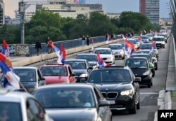 Automobili vijore zastavu Srbije dok voze Beogradom u znak protesta zbog glasanja Ujedinjenih nacija za uspostavljanje godišnjeg dana sećanja na genocid u Srebrenici 1995. godine, u Beogradu, 23. maja 2024. godine.