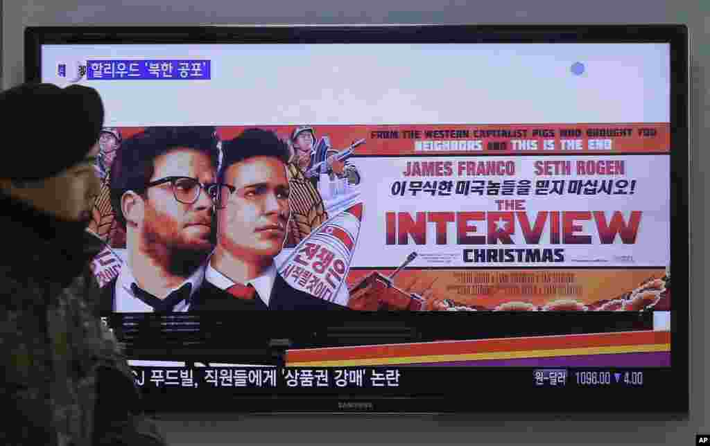 Seorang tentara Korea Selatan melewati iklan film &quot;The Interview&quot; dari Sony Pictures di stasiun kereta Seoul (22/12). (AP/Ahn Young-joon)