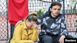 El Ministerio del Interior informó que ocho niños y un guardia de seguridad habían muerto y seis niños habían sido hospitalizados junto con el maestro.