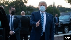 Presiden AS Donald Trump mengacungkan ibu jari saat meninggalkan Rumah Sakit Militer AS Walter Reed di Bethesda, Maryland, Senin petang (5/10). 