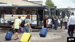 Fotografija koju je napravila i objavila Vlada Kurskog regiona Rusije 9. avgusta 2024. prikazuje evakuaciju žena i djece iz grada Rylsk u Kurskoj oblasti.