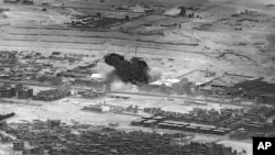 Potongan gambar dari sebuah video yang dirilis oleh Departemen Pertahanan AS menunjukkan serangan udara menghantam sebuah gudang senjata di Suriah Timur pada 8 November 2023. (Foto: Department of Defense via AP)