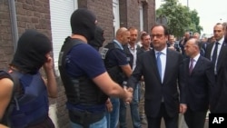 Francuski predsednik Oland rukuje se sa pripadnicima policije i obezbedjenja na mestu napada. 