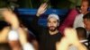 El presidente de El Salvador, Nayib Bukele, saluda al salir después de la ceremonia de inauguración de un centro comunitario juvenil, en Mejicanos, El Salvador, el 17 de enero de 2023.