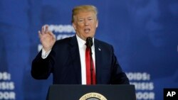 Presiden Donald Trump berbicara tentang rencananya untuk menanggulangi ketergantungan pada obat-obatan opioid di Manchester Community College, 19 Maret 2018, Manchester, N.H. (foto: AP Photo/Elise Amendola)
