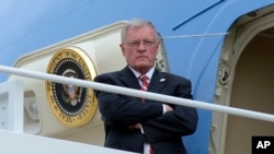 Keith Kellogg, saat menjabat sebagai Penasihat Nasional Keamanan AS sementara, menunggu kedatangan Presiden AS kala itu, Donald Trump, untuk naik ke Air Force One di Pangkalan Udara Andrews di Maryland, pada 17 Februari 2017. (Foto: AP/Susan Walsh)