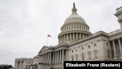 Sejumlah kendaraan terparkir di luar gedung Capitol di pagi hari para Senat kembali untuk rapat di Washington, Sabtu, 31 Juli 2021. (Foto: Elizabeth Frantz/Reuters)