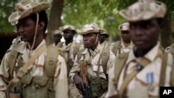 Les troupes chadiennes participent à la cérémonie de clôture de l'opération Flintlock dans une base de l'armée à N'Djamena, Chad, lundi 9 mars 2015, avec l'armée américaine et ses partenaires occidentaux. (Photo AP / Jérôme)