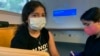 Maya Huber (kiri) turut serta dalam uji coba pemberian vaksin COVID-19 Pfizer untuk anak-anak di Universitas Rutgers di New Brunswick, New Jersey, pada 14 Juni 2021. (Foto: Nisha Gandhi via AP)