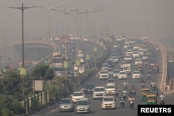 Tingkat polusi udara di India sangat tinggi sehingga langit tampak kelabu. (Foto: Reuters)