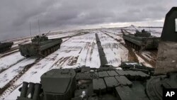 Російські і білоруські танки на маневрах у Білорусі 2 лютого 2022 р.