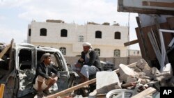 Gedung-gedung yang rusak akibat serangan udara yang dipimpin Saudi di Sanaa, Yaman, Rabu, 6 Januari 2016.