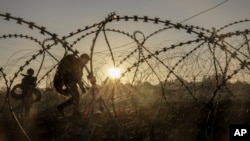 Prajurit Ukraina dari Brigade Mekanik ke-24 memasang ranjau darat antitank dan penghalang non-eksplosif di sepanjang garis depan dekat kota Chasiv Yar di wilayah Donetsk, Ukraina, Rabu, 30 Oktober 2024. (Foto: via AP)