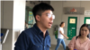 黄之锋2019年9月9号在香港东区法院门口见媒体。（美国之音）