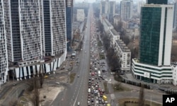 Kemacetan terlihat saat warga meninggalkan Kota Kyiv, Ukraina, 24 Februari 2022. (Foto: AP)