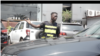 Jean de Dieu, gardien de parking auto à Libreville, au Gabon.(VOA/Ismael Obiang Nzé)