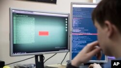 Seorang karyawan Global Cyber Security Company Group-IB di sebuah kantor di Moskow, Rusia, Rabu, 25 Oktober 2017. (Foto: AP)