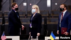 Голова представництва України при НАТО Наталія Галібаренко на нараді міністрів оборони країн альянсу в Брюсселі 17 лютого 2022 р.