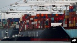 Kapal pengangkut peti kemas Ym Utmost membongkar muatannya di Pelabuhan Oakland hari Senin, 2 Juli 2018, Oakland, California (foto: AP Photo/Ben Margot)