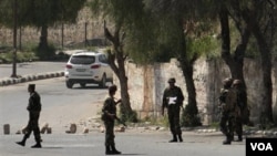 Pasukan Suriah melakukan penjagaan ketat di kota Daraa (foto: dok). Saksi mata mengatakan pasukan Suriah menggunakan peluru tajam terhadap demonstran.