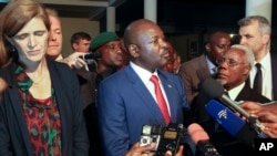 Burundi's President Pierre Nkurunziza tare da Jakadiyar Amurka Majalisar Dinkin Duniya Samantha Power yayin wata ziyara da ta kai a kasar