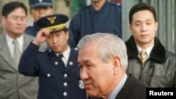 Mantan presiden Korea Selatan Roh Tae-woo (kedua dari kanan) keluar dari limosin yang ia tumpangi untuk berbicara kepada awak media di depan gerbang Rumah Tahanan Seoul di Seoul, pada 22 Desember 1997 setelah menjalani masa hukuman akibat kasus korupsi. (Foto: Reuters/Stringer)