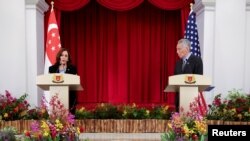 អ្នកស្រី​ Kamala Harris ​អនុ​ប្រធានាធិបតី​​សហរដ្ឋ​អាមេរិក​​​ និង​​​លោក​ Lee Hsien Loong ​នាយក​រដ្ឋមន្រ្តី​សិង្ហបុរី​ ថ្លែង​ក្នុង​សន្និសីទ​សារព័ត៌មាន​រួម​គ្នា​​មួយ​នៅ​ប្រទេស​សិង្ហបុរី​ កាល​ពី​ថ្ងៃ​ទី​២៣ ខែ​សីហា ឆ្នាំ ២០២១។
