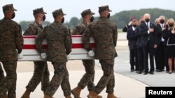 Presiden AS Joe Biden memberikan penghormatan saat jenazah tentara AS tiba di Pangkalan Angkatan Udara Dover di kota Dover, Delaware, hari Minggu (29/8).