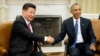 美国总统奥巴马（右）在白宫椭圆形办公室接待到访的中国国家主席习近平。（2015年9月25日）
