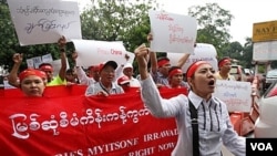 Warga etnis Kachin di Malaysia melakukan unjuk rasa menentang pembangunan waduk Myitsone di depan Kedubes Birma di Kuala Lumpur (22/9).