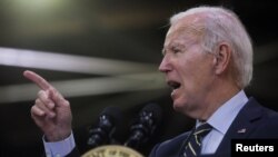 Presiden AS Joe Biden mengunjungi fasilitas pemeliharaan kereta Amtrak di kota Bear, Delaware, Senin (6/11/23). 