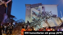 Foto yang dirilis organisasi kemanusian Turki IHH pada 9 November 2021 ini menunjukkan anggota dari tim penyelamat bekerja di lokasi reruntuhan bangunan di Kota Battalgazi, Provinsi Malatya, Turki. (Foto: AFP/Handout/IHH humanitarian aid group)