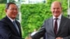Kanselir Jerman Olaf Scholz menyambut Perdana Menteri China Li Qiang menjelang pembicaraan tertutup di Berlin, Jerman, 19 Juni 2023. REUTERS/Fabrizio Bensch