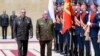 Fotografía distribuida por el Servicio de Prensa del Ministerio de Defensa de Rusia muestra al ministro de Defensa ruso, Sergei Shoigu, a la izquierda, y al ministro de Defensa de Cuba, Álvaro López Miera, en un acto de bienvenida a diálogo en Moscú el martes 27 de junio de 2023.
