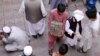 Seorang pegawai jasa penukaran uang tampak membawa sejumlah uang kertas di pasar pertukaran uang di Kabul, Afghanistan, pada 4 September 2021. (Foto: Reuters/Stringer)