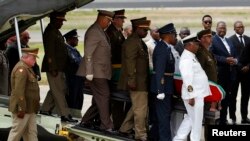 Jenasah mantan Presiden Afrika Selatan Nelson Mandela tiba di bandara Mthata di provinsi Eastern Cape province, 900 kilometer sebelah selatan Johannesburg (14/12). Mandela akan dimakamkan di kota kelahirannya, Qunu (15/12).