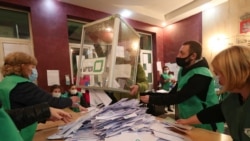 Para anggota dari komisi pemilihan umum di ibu kota Georgia, Tbilisi, mengosongkan kotak suara untuk memulai proses penghitungan pilkada di wilayah tersebut pada 2 Oktober 2021. (Foto: Reuters/Irakli Gedenidze)