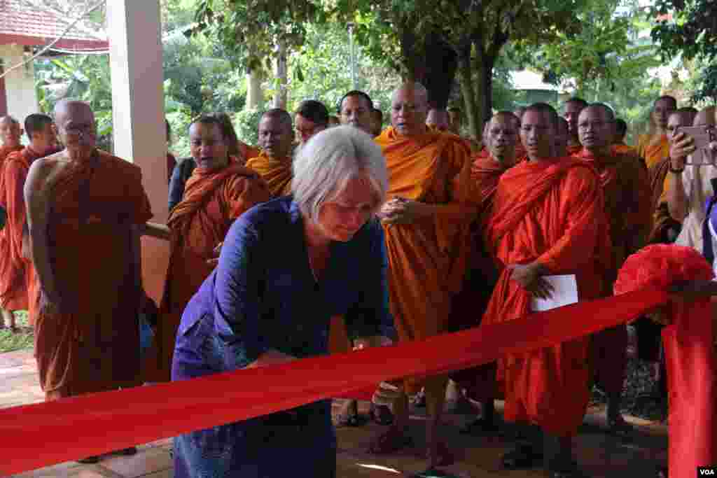 Dr.&nbsp;Emma Leslie, Executive Director of the Centre for Peace and Conflict Studies, cut the ribbon before leading the crowd to one of the exhibition halls, in Battambang, on October 23, 2018. (Rithy Odom/VOA)