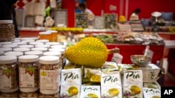 Olahan produk durian dari Vietnam dijual di salah satu mal di Beijing, China, pada 10 Januari 2020. (Foto: AP/Mark Schiefelbein)