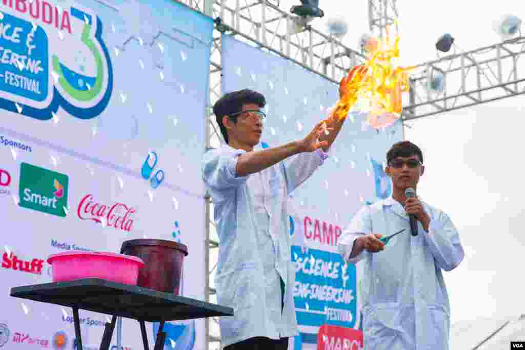 Science experiments took place at the 3rd Science and Engineering Festival in Phnom Penh on March 09, 2017. (Hean Socheata/VOA Khmer)
