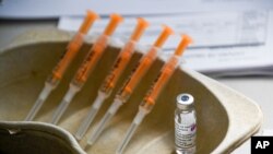 Arhiva - Pripremljene doze vakcine protiv Kovida 19, proizvođača AstraZeneka, na vakcinalnom punktu u Lutonu, Engleska, 21. marta 2021.