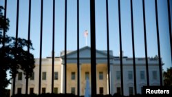 Gedung Putih dilihat dari luar halaman utara di Washington, D.C.