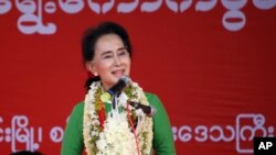 ဒေါ်အောင်ဆန်းစုကြည် မဲဆွယ်စည်းရုံးရေး ဆင်းစဉ်။ 