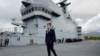 Francuski predsjednik Emmanuel Macron šeta palubom amfibijskog nosača helikoptera Dixmude usidrenog u bazi francuske mornarice Toulon, Francuska, 9. novembra 2022.